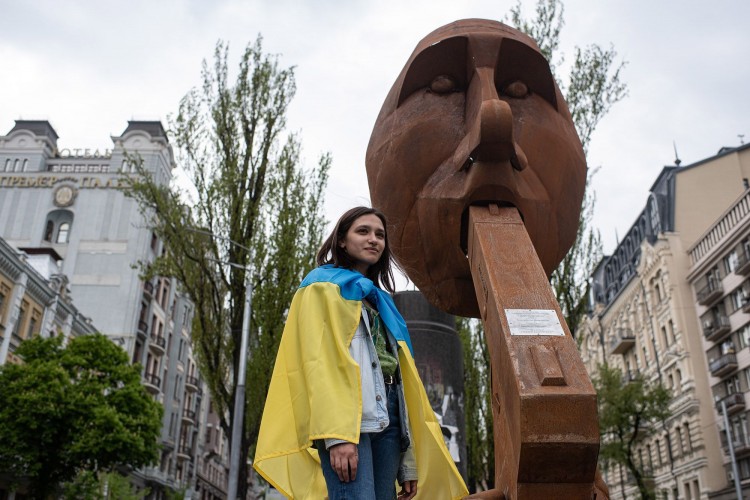 Image represents “Shoot Yourself”, η εγκατάστασ...